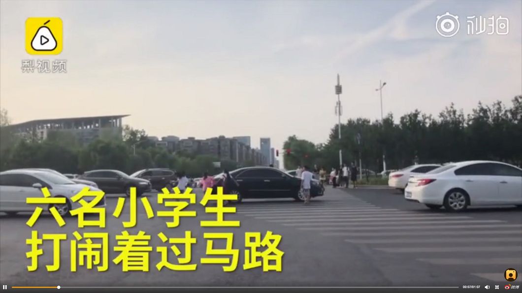闖紅燈逼停汽車 超狂小學生:我們家有錢會治好我