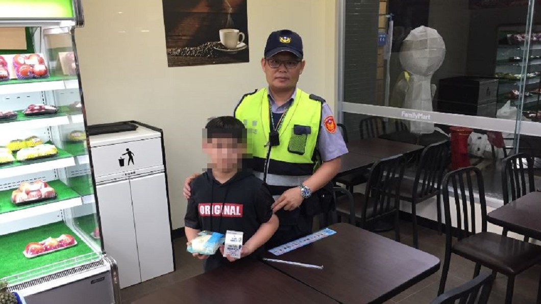 帶孫回家鄉!離譜阿公顧喝酒醉倒 10歲童餓到報警