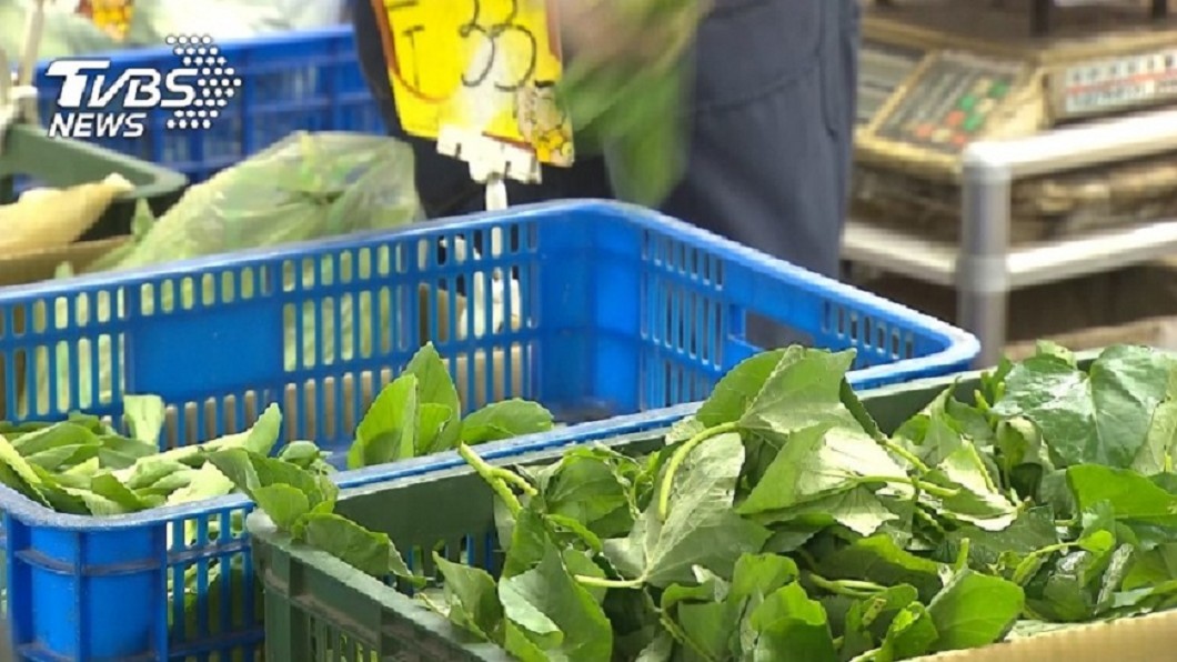縮傘下蹲路邊!小5女幫母賣菜 「有人買就開心」惹鼻酸