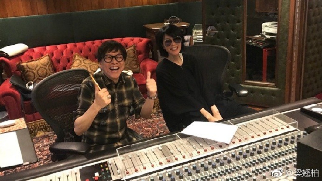 知名音樂人梁翹柏也分享和王菲的合照。(圖/翻攝自微博)