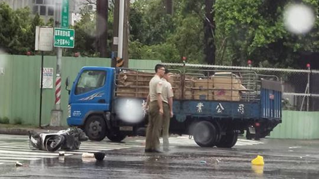 憲兵淋雨關心車禍傷者 指揮交通背影帥到極致