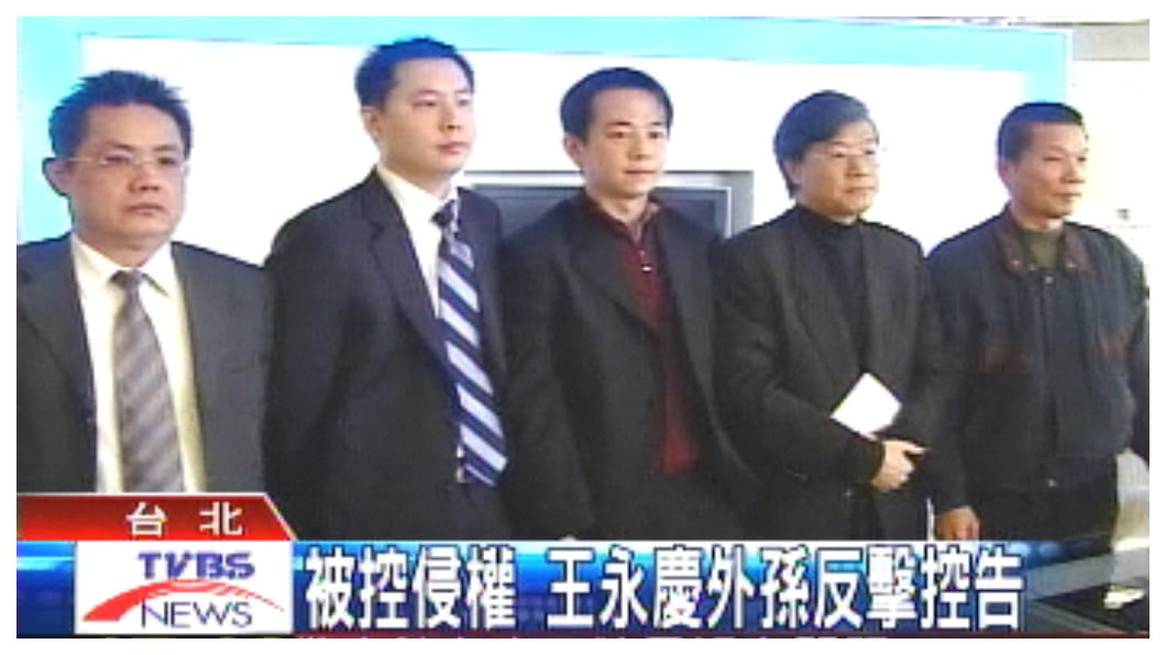 陳主望(左二)和張心望(左三)兩人從最初名字裡都有「望」而惺惺相惜，日後卻因張心望誠信出軌而對簿公堂。威望估算張心望在總經理職務時對公司造成的權利及財務損失，至少10億元。圖／TVBS