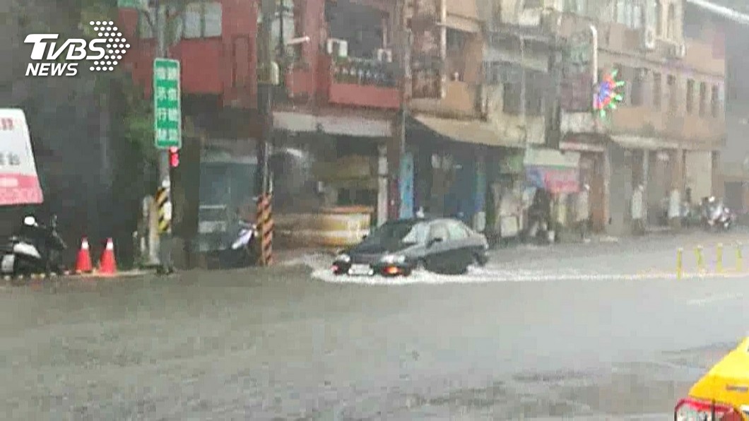 快訊/雙北、基隆降大雷雨! 基隆市府一度停電