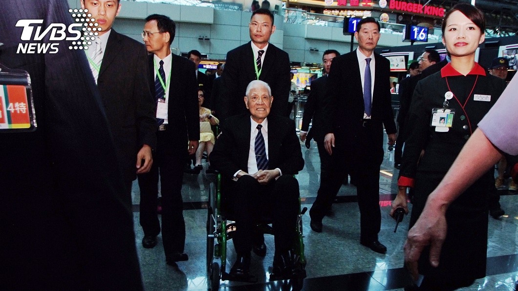 李登輝出訪沖繩 心情愉悅微笑說好