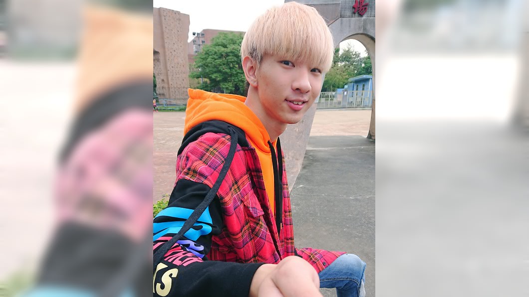 網紅小玉月入百萬 成立公司開發票