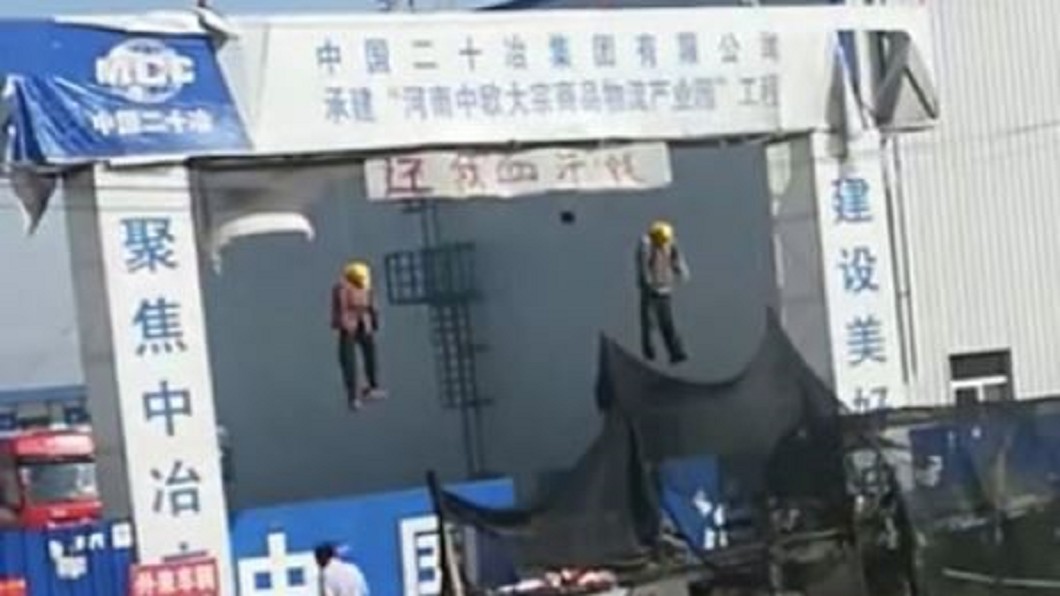 2工人吊門口垂手擺盪!他嚇尿報警 真相曝光網友拳硬了