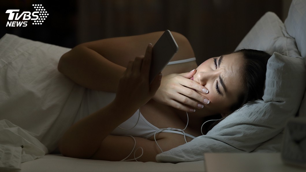 青少年熬夜滑手機 研究:恐愈滑愈憂鬱
