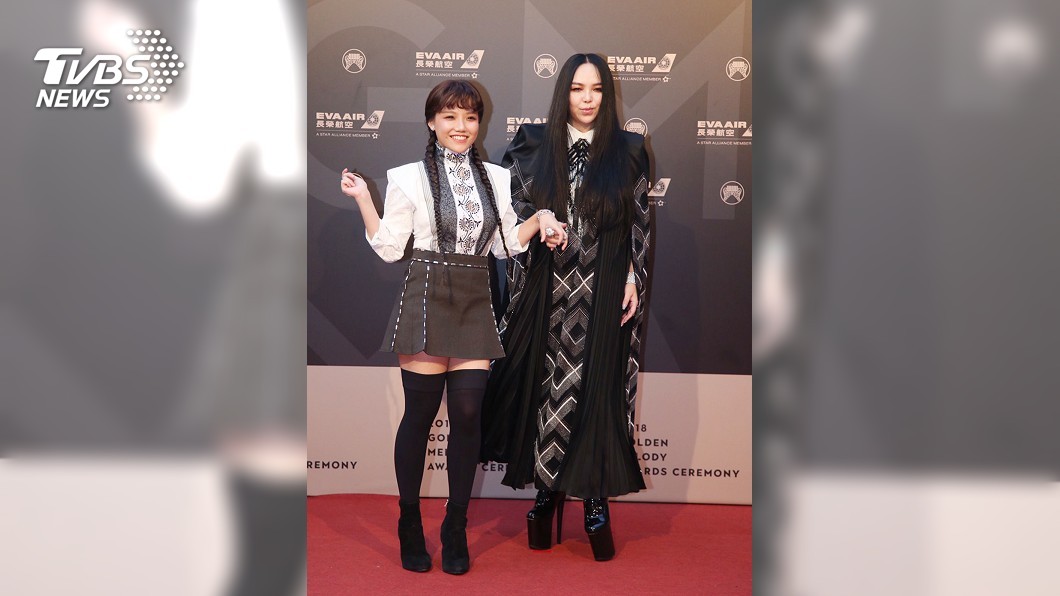 金曲獎阿妹、安那紅毯登場 衣著遭網友酸:像鬼片人物