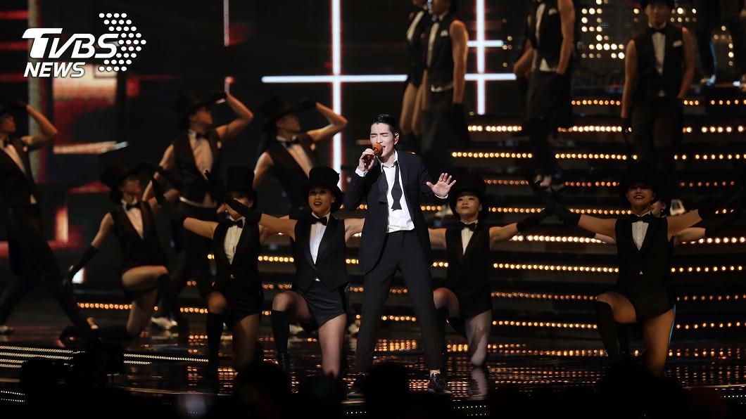 蕭敬騰獨撐金曲開場 唱多首入圍歌曲讓全場都醉了