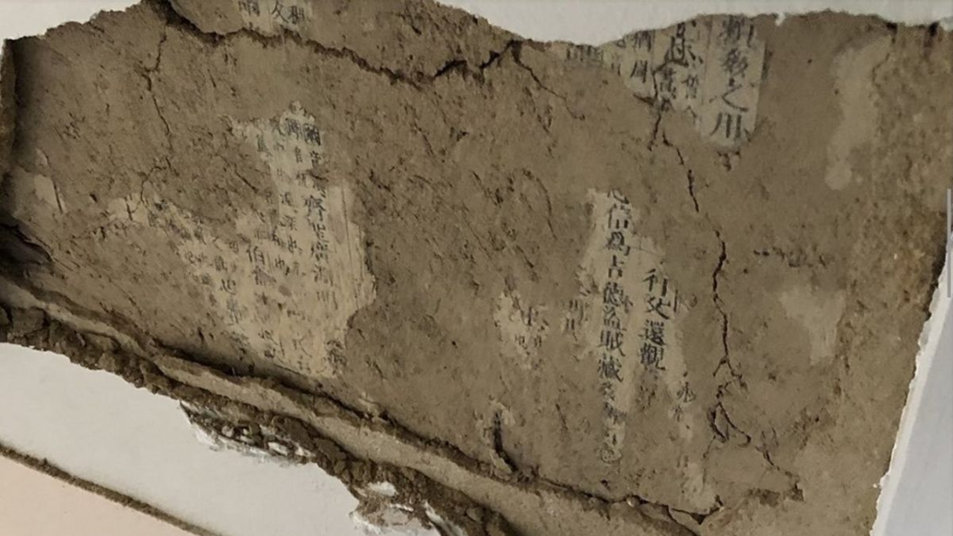 地震後牆壁剝落驚見「古怪經文」　他嚇壞網友揭真相