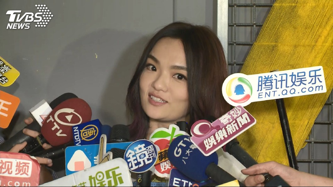好閃!徐佳瑩奪女歌后 笑稱場上:男友亂親