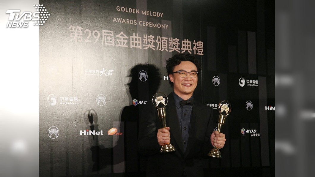 奪第3座金曲歌王 陳奕迅台上清唱獻歌迷