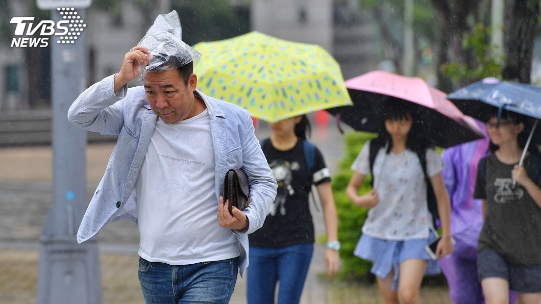 出門帶雨具!台北高溫飆36度 留意午後雷陣雨