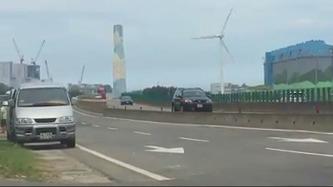 看得入迷!台61圍觀拍戲 後方車險撞