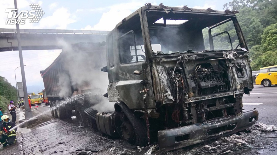 國道3號聯結車火燒車　消防局飛車馳援