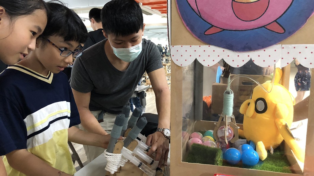 挑戰手作玩具 大學生自製彈珠台夾娃娃機