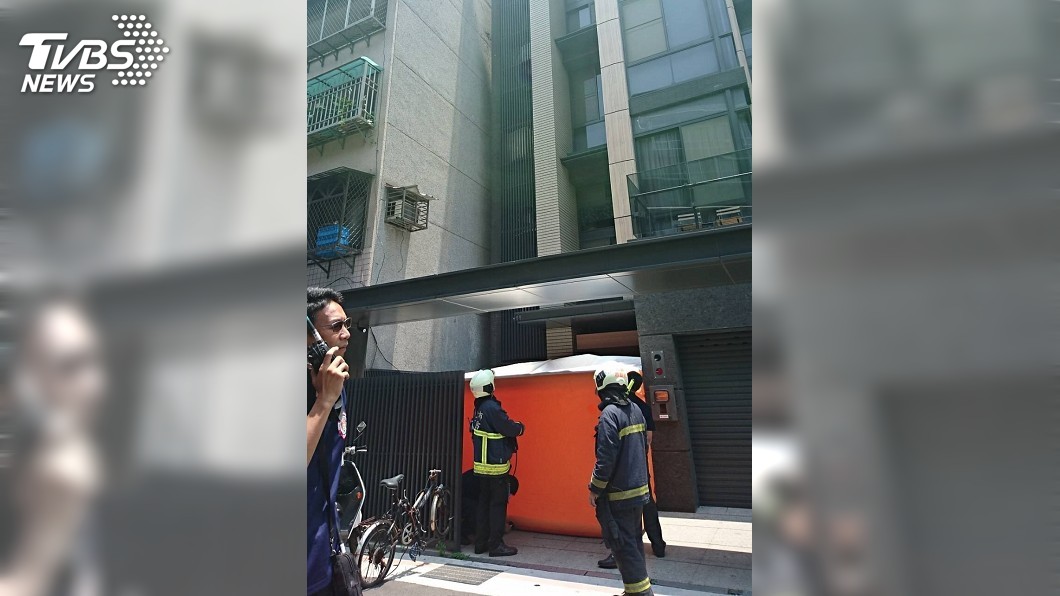 最後女子不顧男友和警消人員勸說,從6樓一躍而下,所幸並無生命危險。(圖/TVBS)