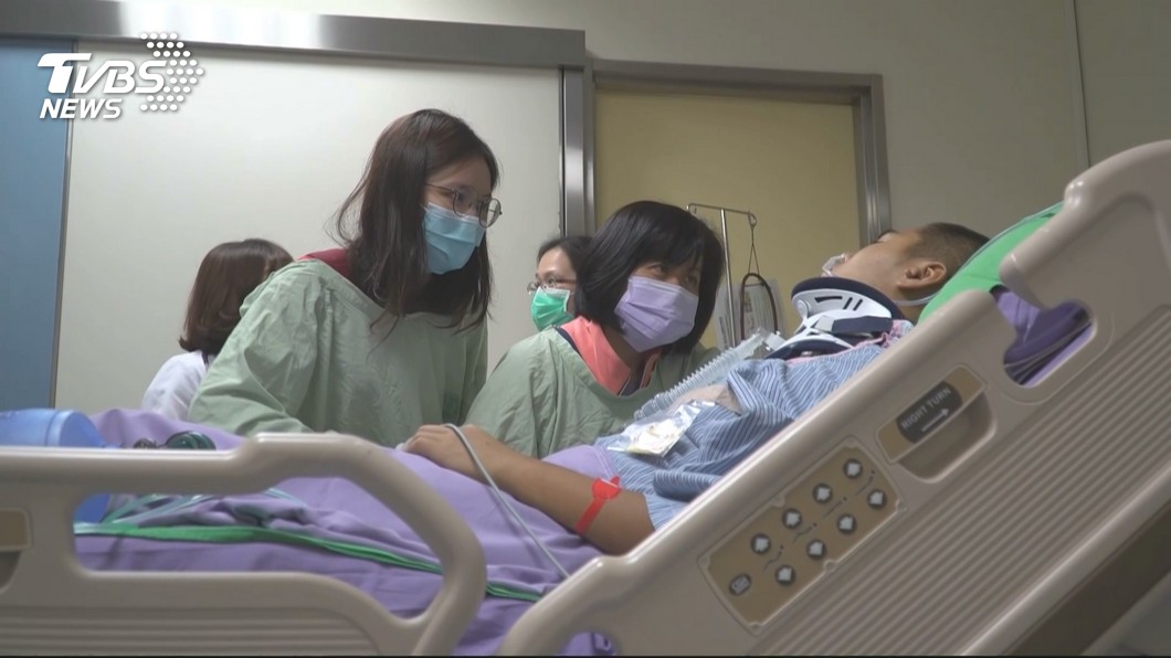 高空墜地奇蹟生還 傘兵秦良丰拚年底站起來