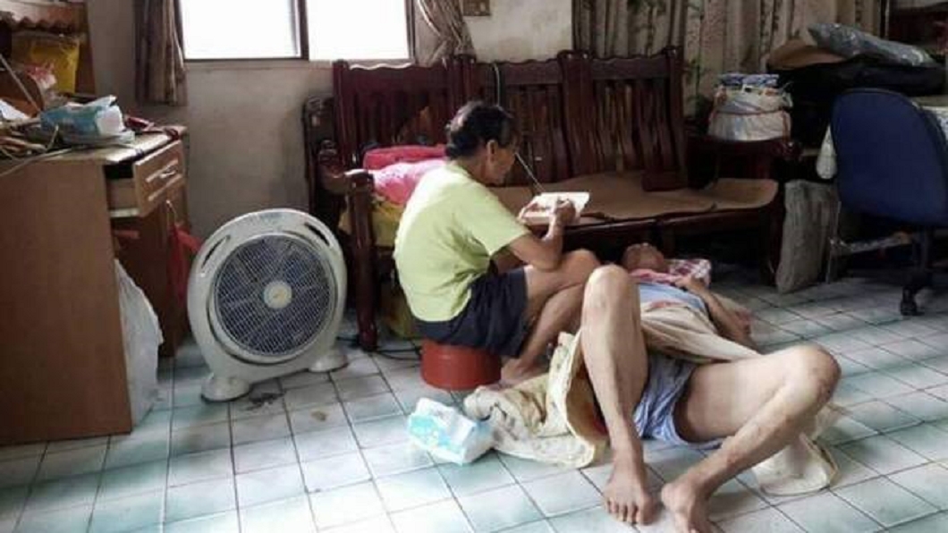 他是心頭肉！ 8旬嬸代母職　「木椅當床」顧中風盲侄