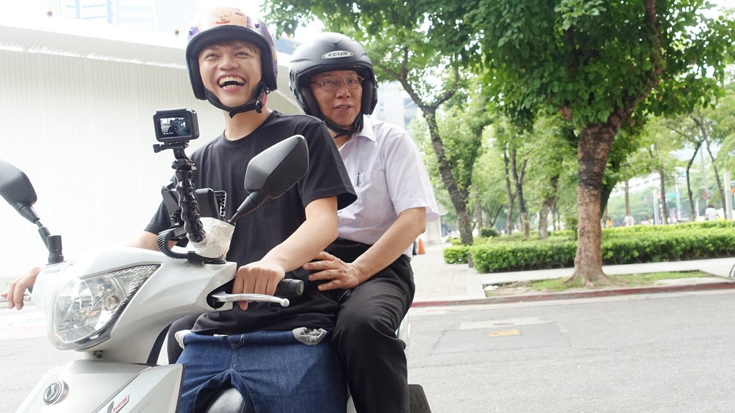 蔡阿嘎騎機車載到野生柯P 網亂拱:蔡桃貴認乾阿公啦!