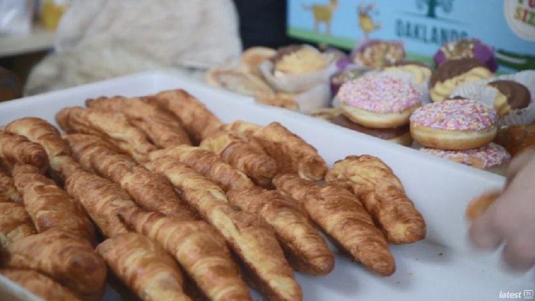 不捨浪費! 英國咖啡廳老闆撿「剩食」變大餐