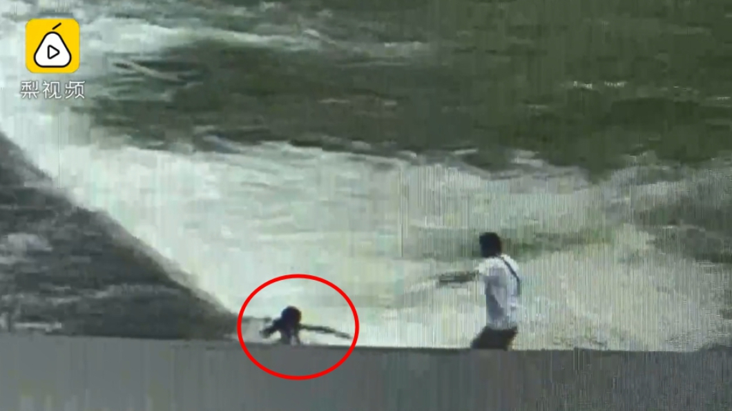 好驚險!女孩墜河遭滅頂 釣魚醫生潛入漩渦救人