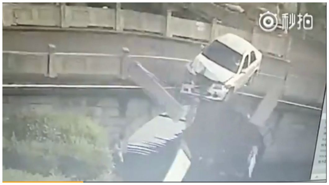 離奇…女駕車墜河沒事　護欄砸死橋下洗衣老婦