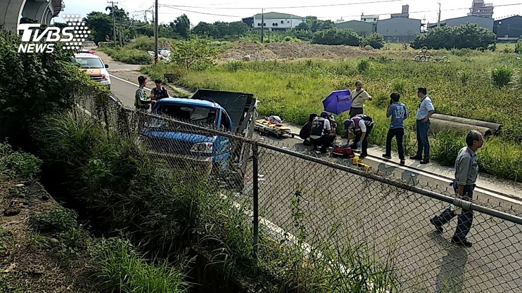 五楊高架中壢段追撞 1貨車掉落2傷