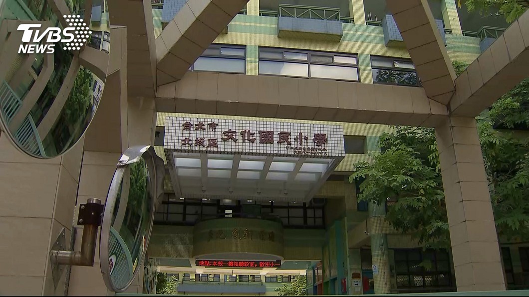 警方實施大規模交管，文化國小一度決定停課。圖／TVBS