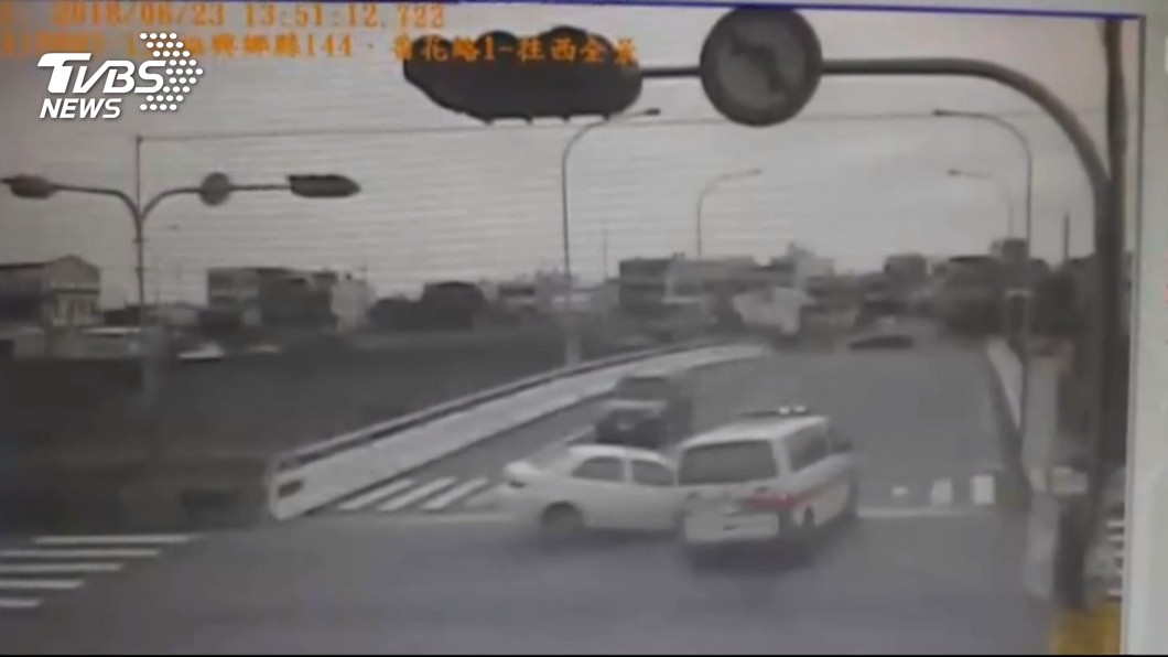 見已停車禮讓 救護車鳴笛通過遭攔腰撞