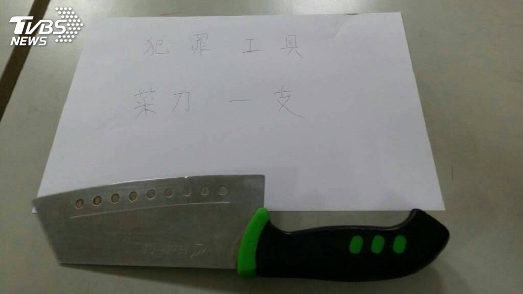 男子從家裡拿了一把菜刀要到超商搶劫。(圖/TVBS)