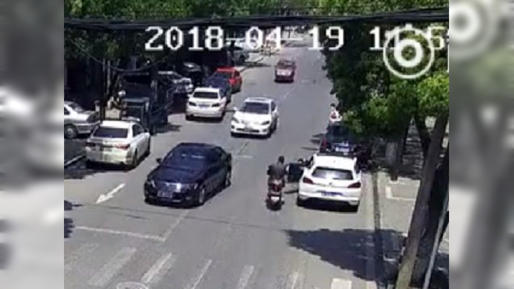 撞倒對向車道被輾死 女駕駛亂開門「秒殺」騎士