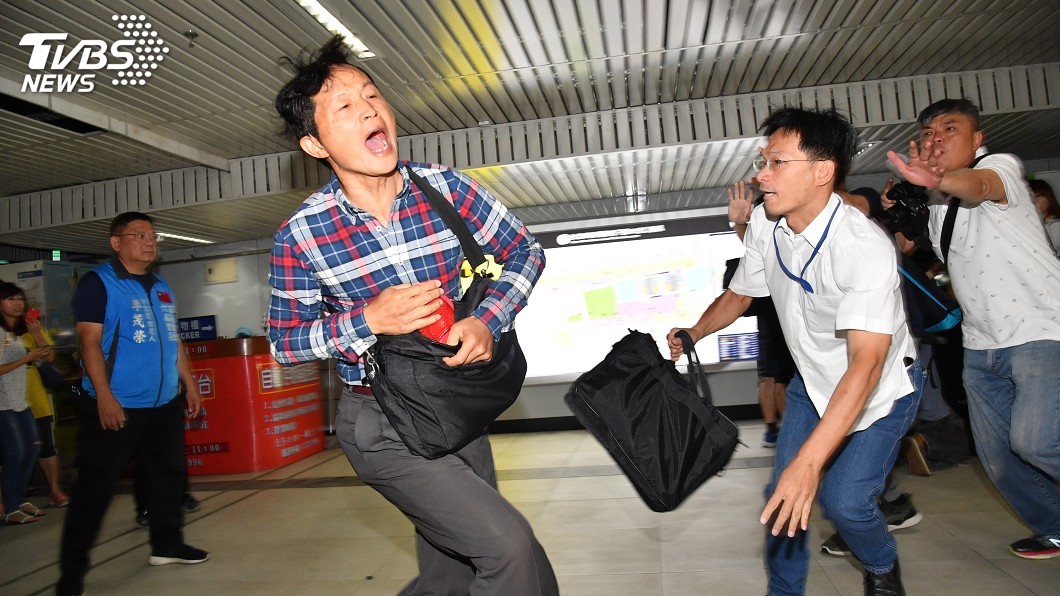 柯文哲遭丟鞋抗議 獨派人士:不要當中共同路人