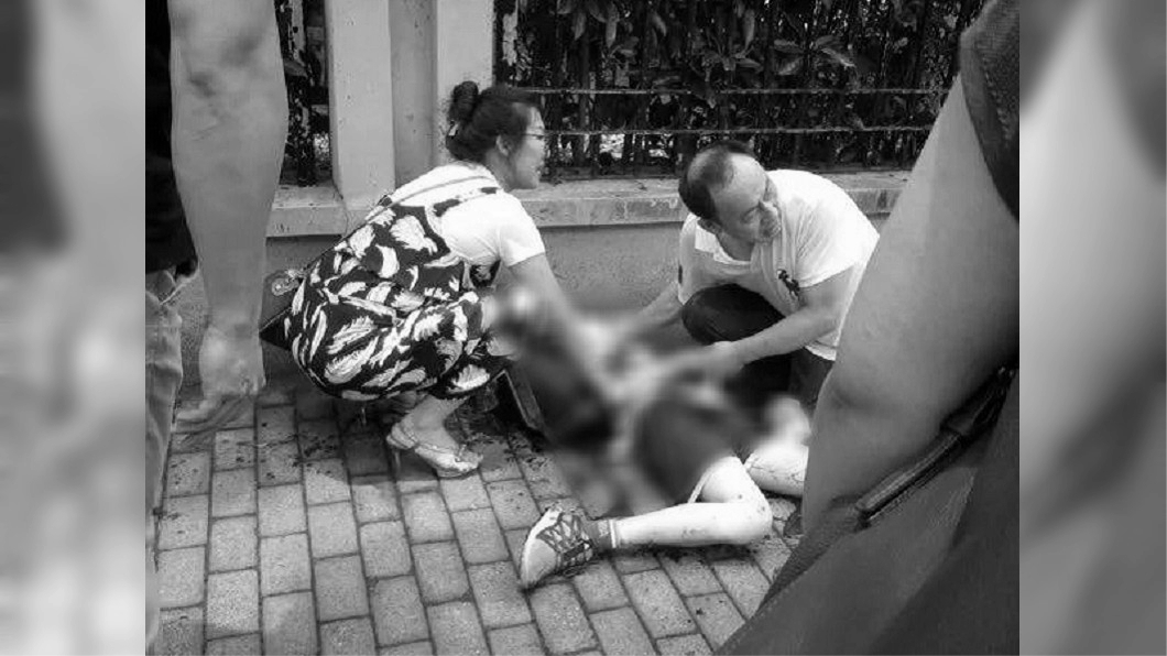 快訊/上海小學生校門外遭追砍 2死1傷