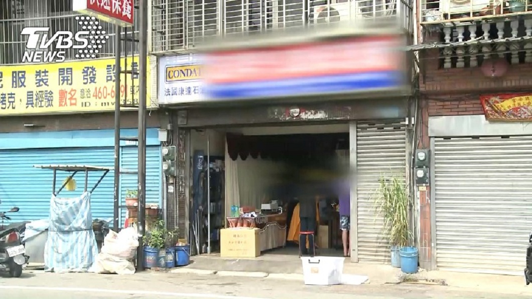 謝男跑到王女的家中理論,結果和王父扭打,過程中持水果刀把對方刺死。(圖/TVBS)