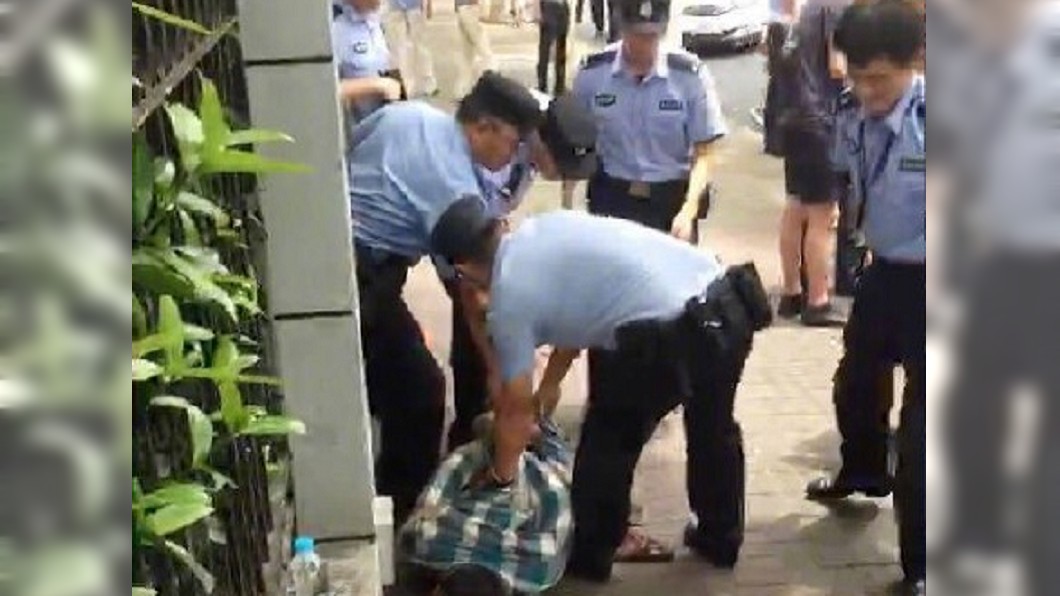 上海小學門口當街砍人! 2童慘死刀下