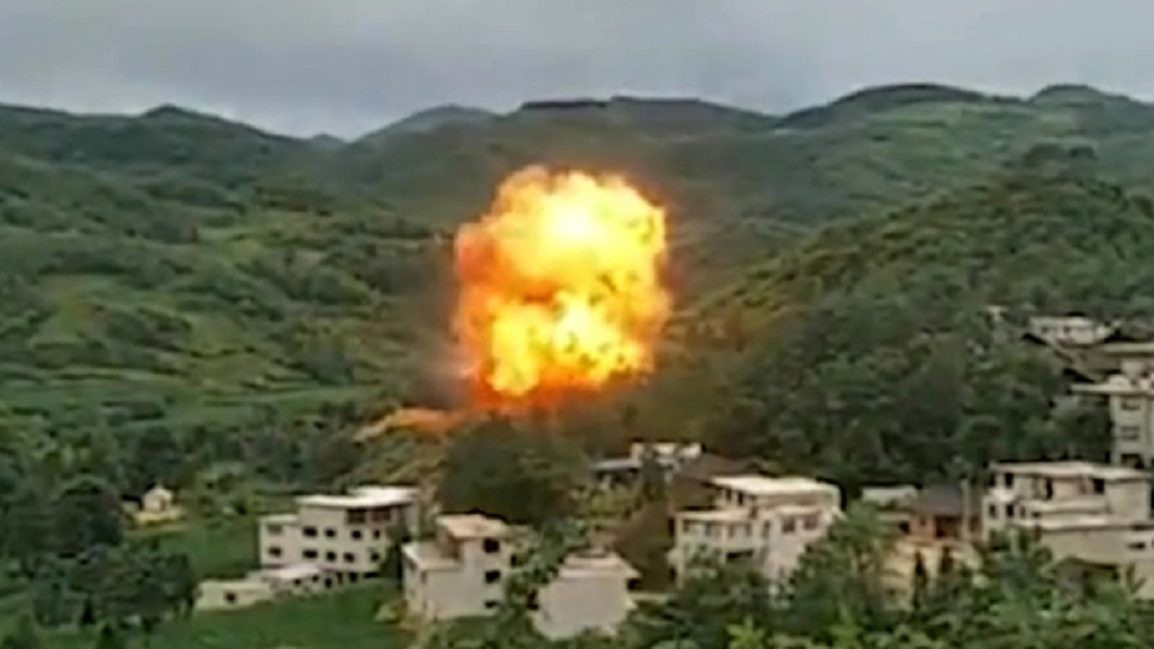 火箭殘骸墜村莊 落地瞬間劇烈爆炸