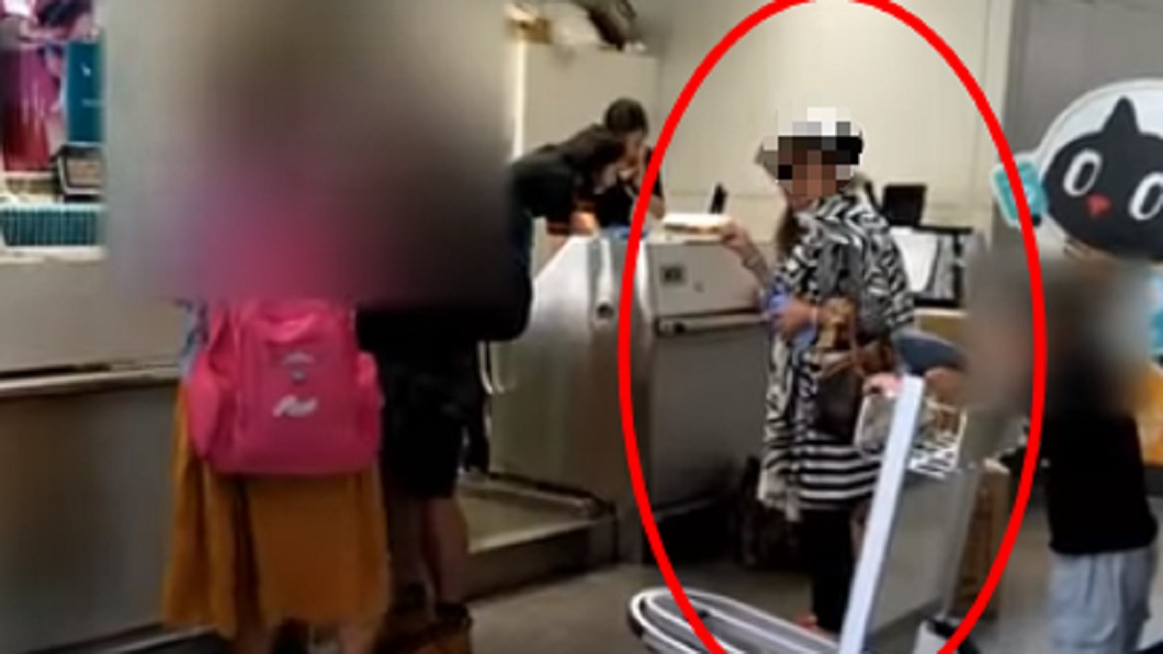 一旁台灣旅客看不下去婦人行徑上前勸阻,豈料婦人嗆聲「你們這些貧民的台灣人」、「我在行政院上班」。圖/翻攝臉書「爆廢公社」