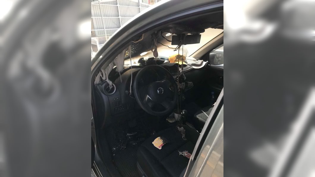 燒毀!寶特瓶放車上…引擎室「焦黑一片」只能報廢