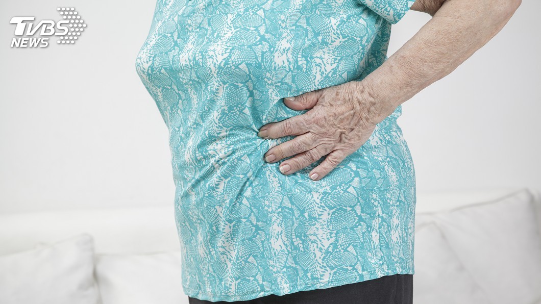 腫瘤堵住腸道難排便 90歲阿嬤險腸穿孔