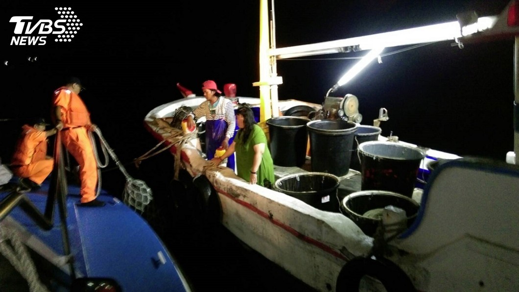 婦人撈魚苗落海 不會游泳漂2小時奇蹟獲救