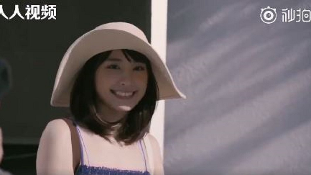 新垣結衣露香肩 廣告NG萌笑甜翻導演
