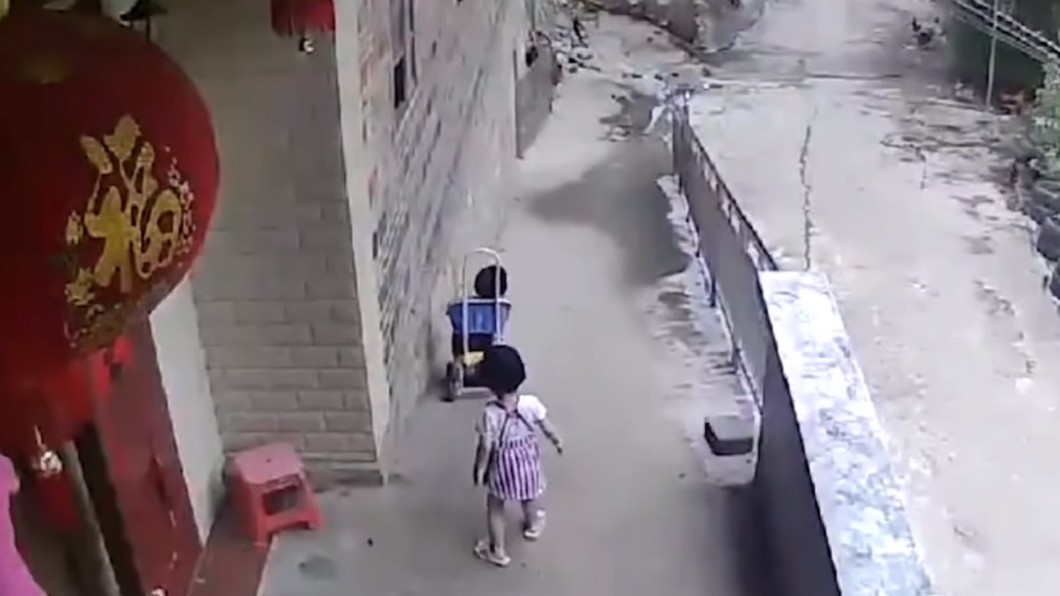 嫉妒引殺機?3歲女童推妹妹到坡前 看著她滑走