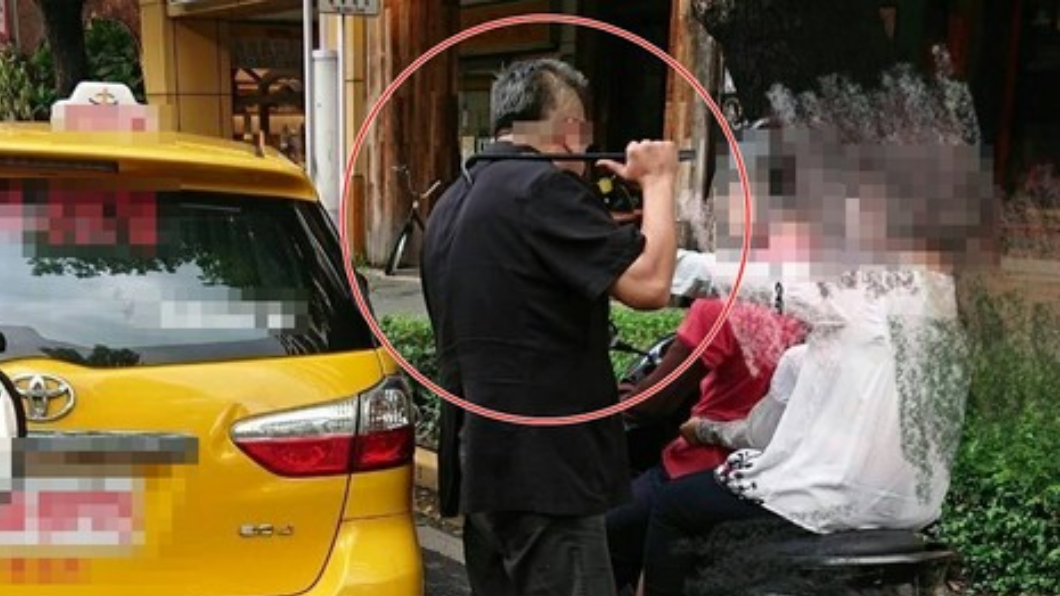 運將疑超車失敗!竟持「撬棍」攔車理論 嚇哭幼兒