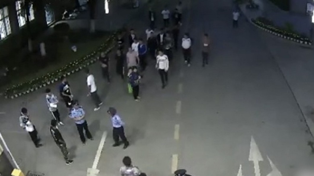 大學生沒帶證件被擋校門口 導師帶同學圍毆警衛