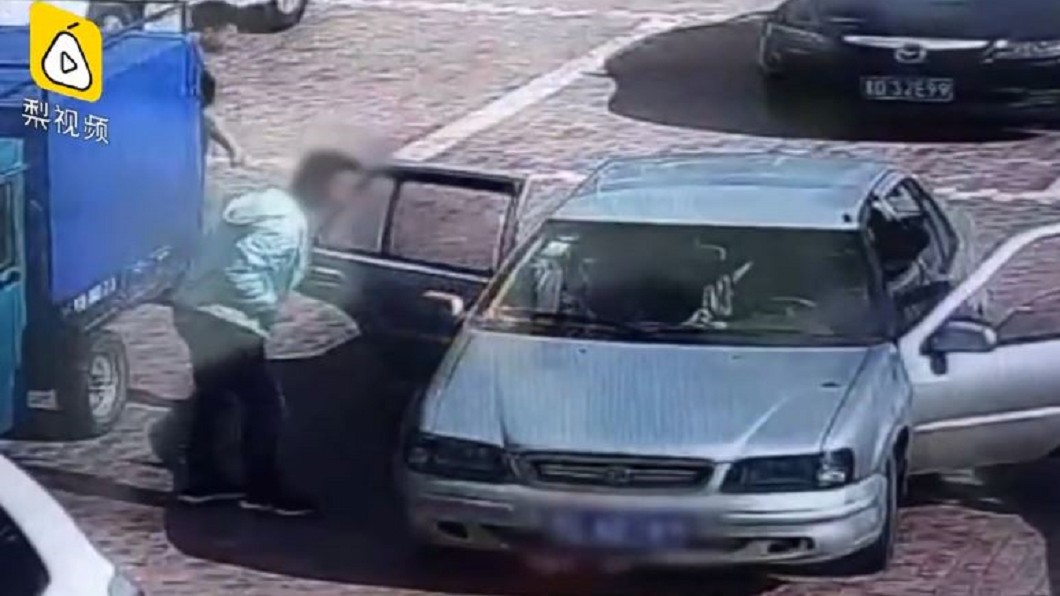 車發動竄火舌!副駕男「吹3下」秒滅 網驚呆:是忍者?