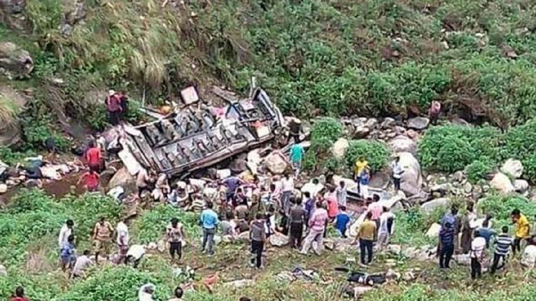 印度巴士超載打滑墜谷 乘客拋飛48人喪命