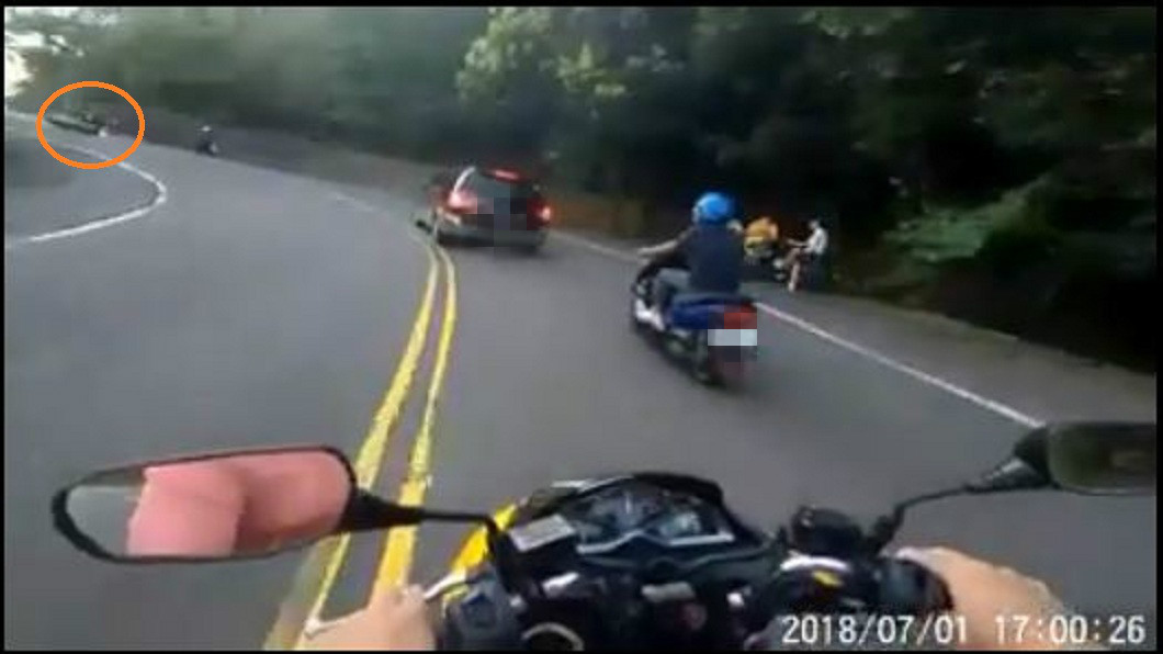 胡姓騎士超車後跨越雙黃線，和對向的曾姓大型重機騎士對撞。(圖／翻攝自臉書社團「台灣新聞記者聯盟資訊平台」)
