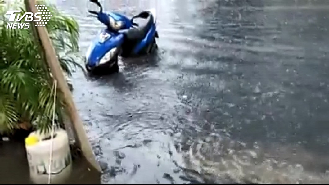 快訊/大雨災情!彰化員林水淹半米高 店家遭殃