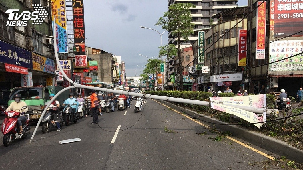 遊覽車撞倒路燈落跑 後方車輛大回堵
